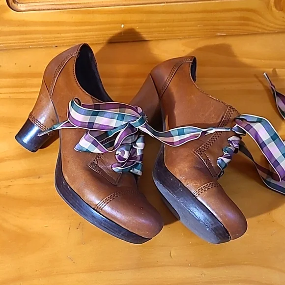 Biviel Victorian Inspired Heeled Leather Booties 🤎 - Picture 3 of 13